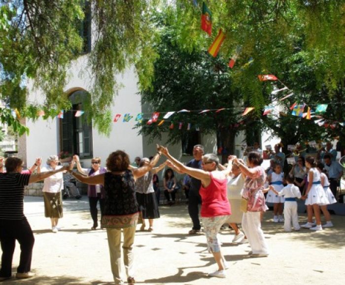 Open-air Sardana dancing